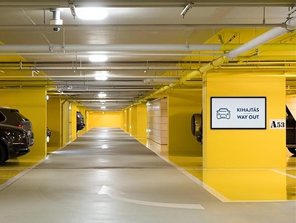 The intelligent evolution of parking lot signs: the introduction of smart advertising machines(图1)